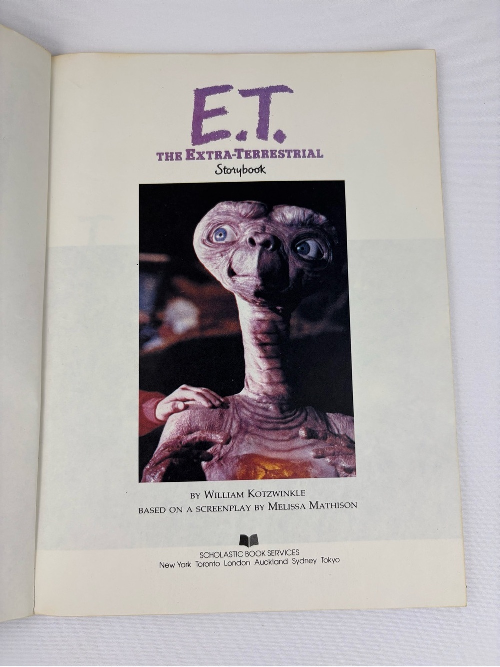 Vintage 1982 E.T. The Extra-Terrestrial Action Figure & Storybook by Scholastic - Picture 6 of 8